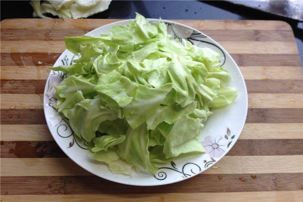 卷心菜上有好多黑点可以吃吗,卷心莱里面发黑能吃吗