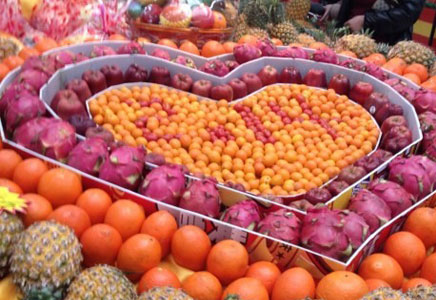 超市大妈又调皮了,这下水果被玩坏了