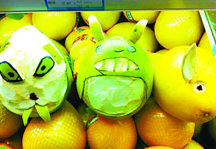 超市大妈又调皮了,这下水果被玩坏了