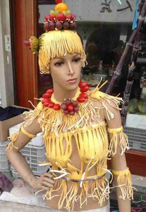 超市大妈又调皮了,这下水果被玩坏了