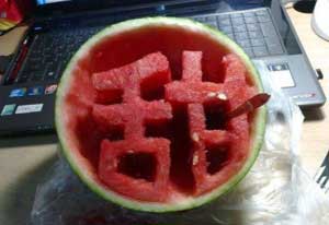 西瓜超人来了,听说西瓜和泡面更配哦