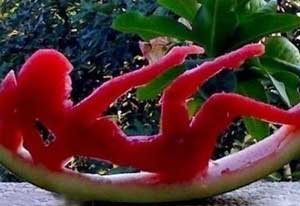 西瓜超人来了,听说西瓜和泡面更配哦