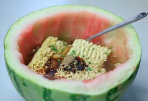 西瓜超人来了,听说西瓜和泡面更配哦