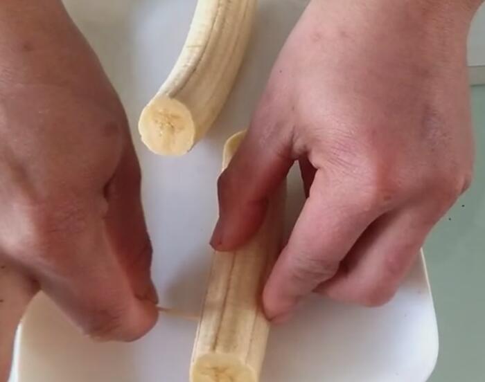 简单漂亮的水果拼盘,仅需两根香蕉两个草莓