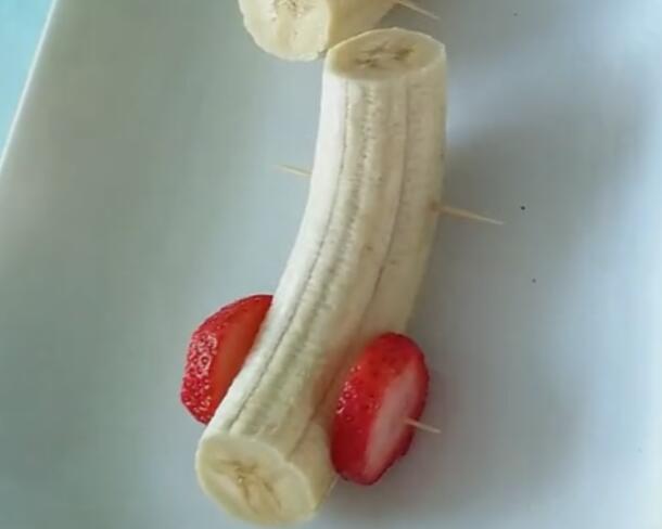 简单漂亮的水果拼盘,仅需两根香蕉两个草莓