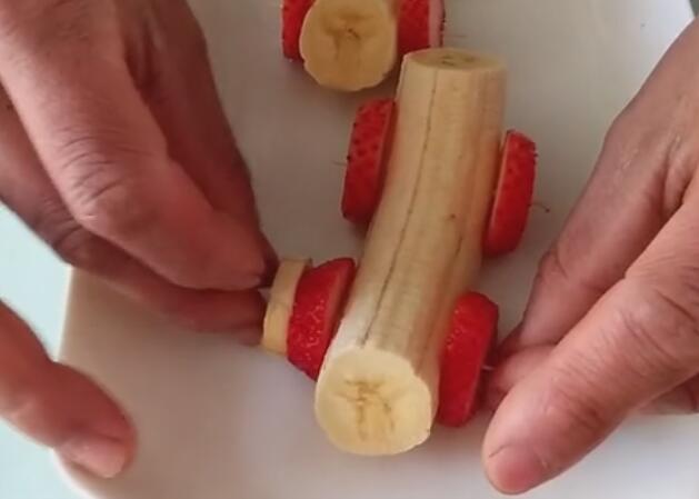 简单漂亮的水果拼盘,仅需两根香蕉两个草莓