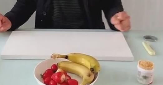 简单漂亮的水果拼盘,仅需两根香蕉两个草莓