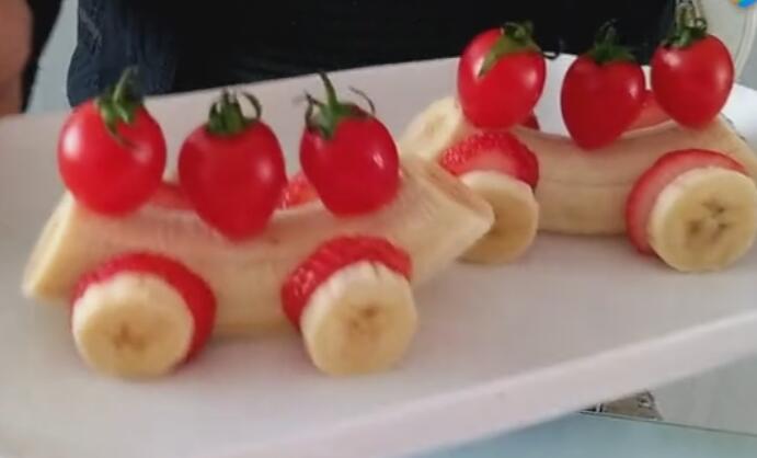 简单漂亮的水果拼盘,仅需两根香蕉两个草莓