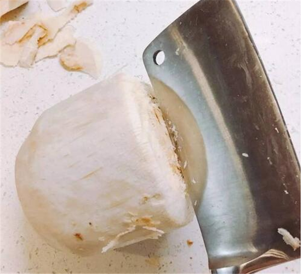 椰子三个孔在哪个位置,椰子三孔有两假一真