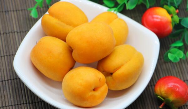 黄桃与桃子有什么区别,外观和成熟时间不同