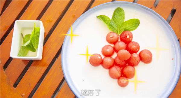 王俊凯教您做简单的水果拼盘,帅气小凯也抵挡不住诱惑