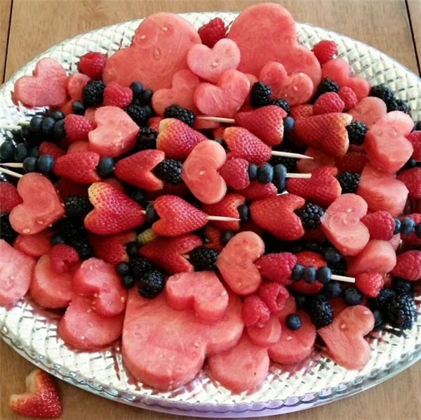超简单的创意水果拼盘图片 可以用来做蛋糕装饰的水果拼盘