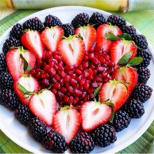 超简单的创意水果拼盘图片 可以用来做蛋糕装饰的水果拼盘