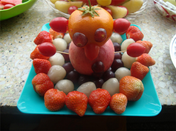 代替小蛋糕的生日水果拼盘,最后一款堪称精致蛋糕
