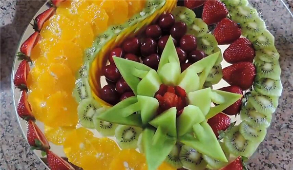 超级果花水果拼盘制作方法 招待客人就用这样的水果拼盘