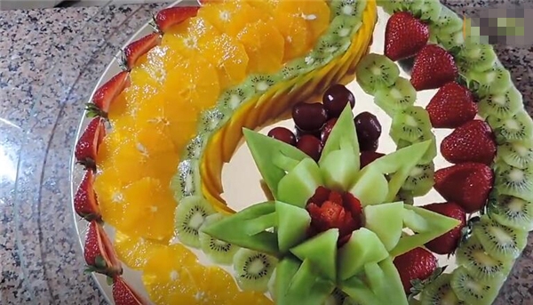 超级果花水果拼盘制作方法 招待客人就用这样的水果拼盘