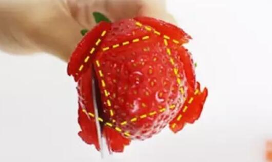 水果拼盘图片简单好看,浪漫草莓玫瑰花创意水果拼盘图片