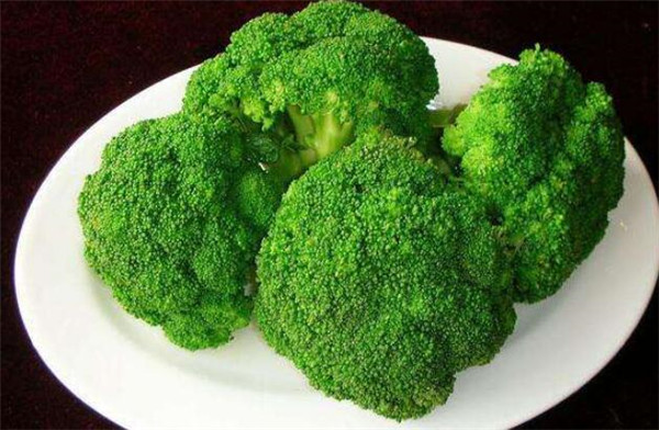 花椰菜和西兰花的区别,菜的颜色最为明显(白与绿)