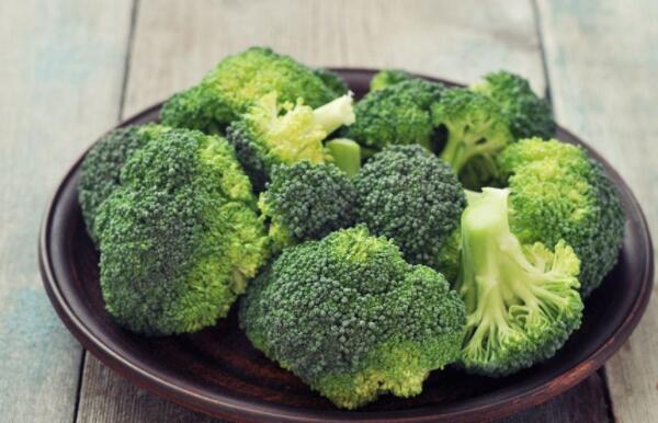 花椰菜和西兰花的区别,菜的颜色最为明显(白与绿)