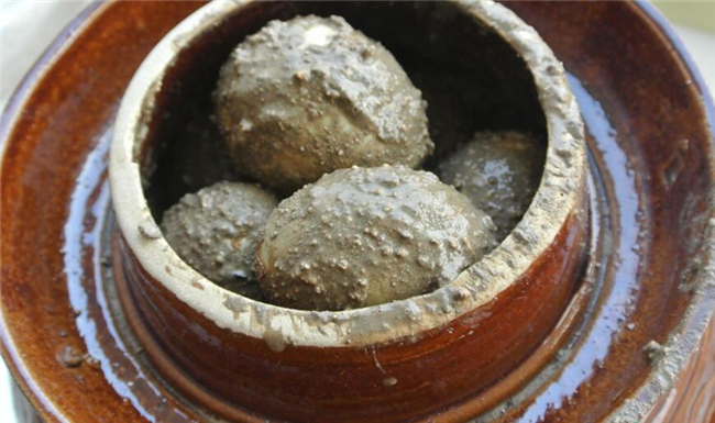 松花蛋不能与什么一块吃,女人吃皮蛋好处和坏处