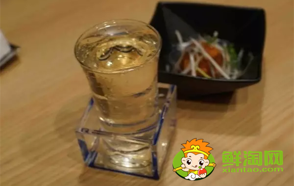 日本清酒为什么要倒溢出来,日本清酒原酒和生酒的区别