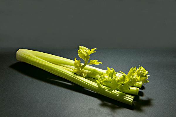 芹菜炒牛肉放老干妈吗,芹菜炒牛肉要叶子吗