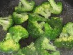 西兰花可以直接煮着吃吗,西兰花放黄怎样变绿