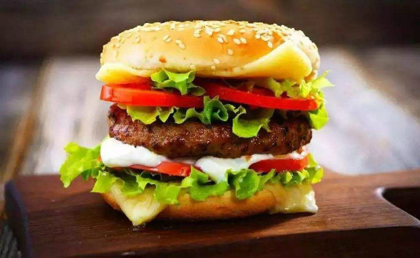 一个牛肉汉堡的热量多少,牛肉汉堡和米饭的热量哪个高